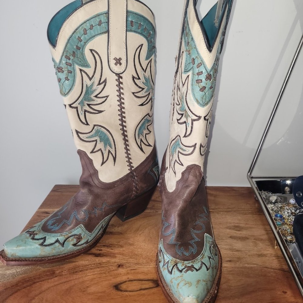 Size eight tommy llama boots